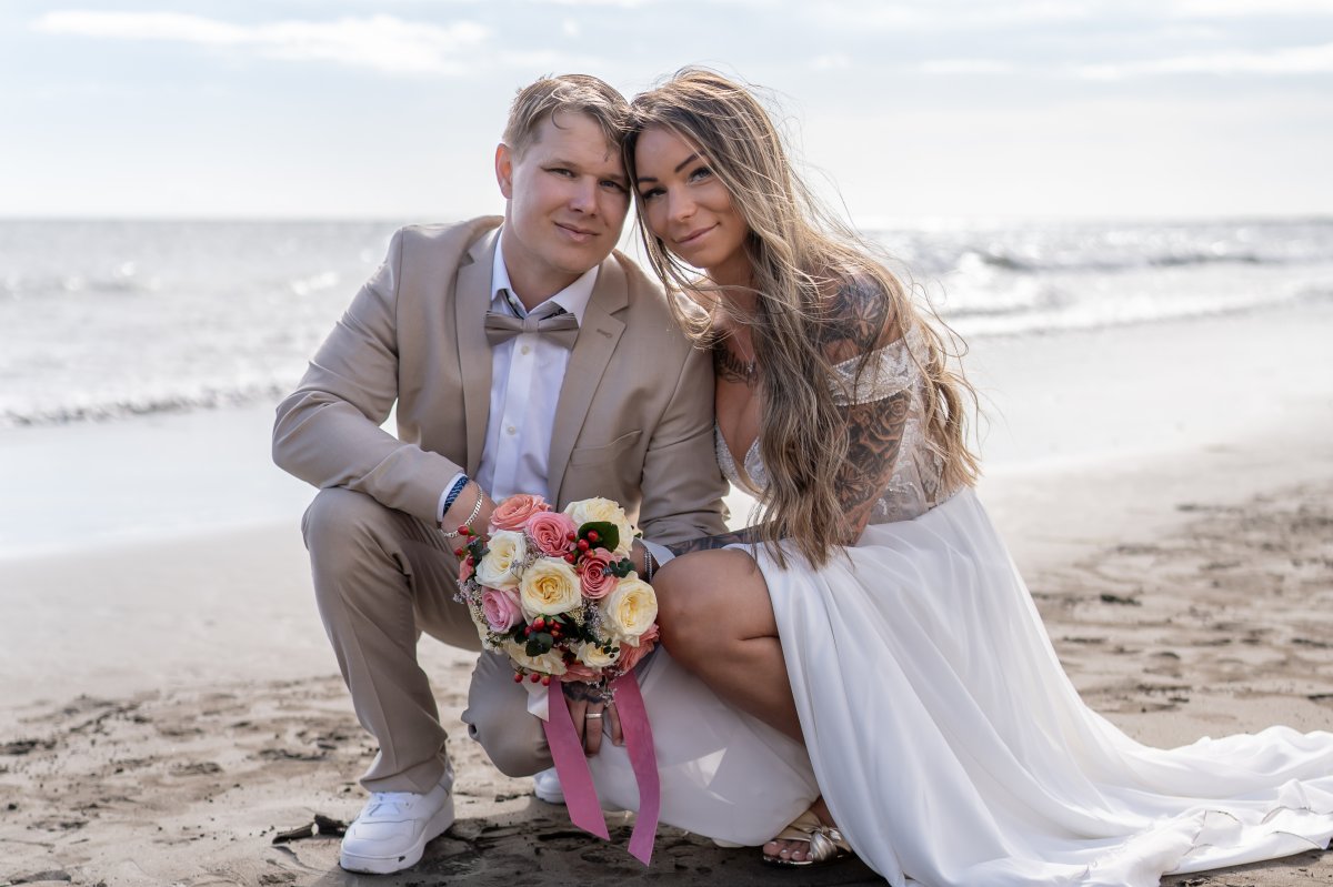Romantisk bröllopsfotografering med ungt par på stranden i San Agustín Ungt bröllopspar vid Svenska kyrkan under en fotosession på stranden i San Agustín