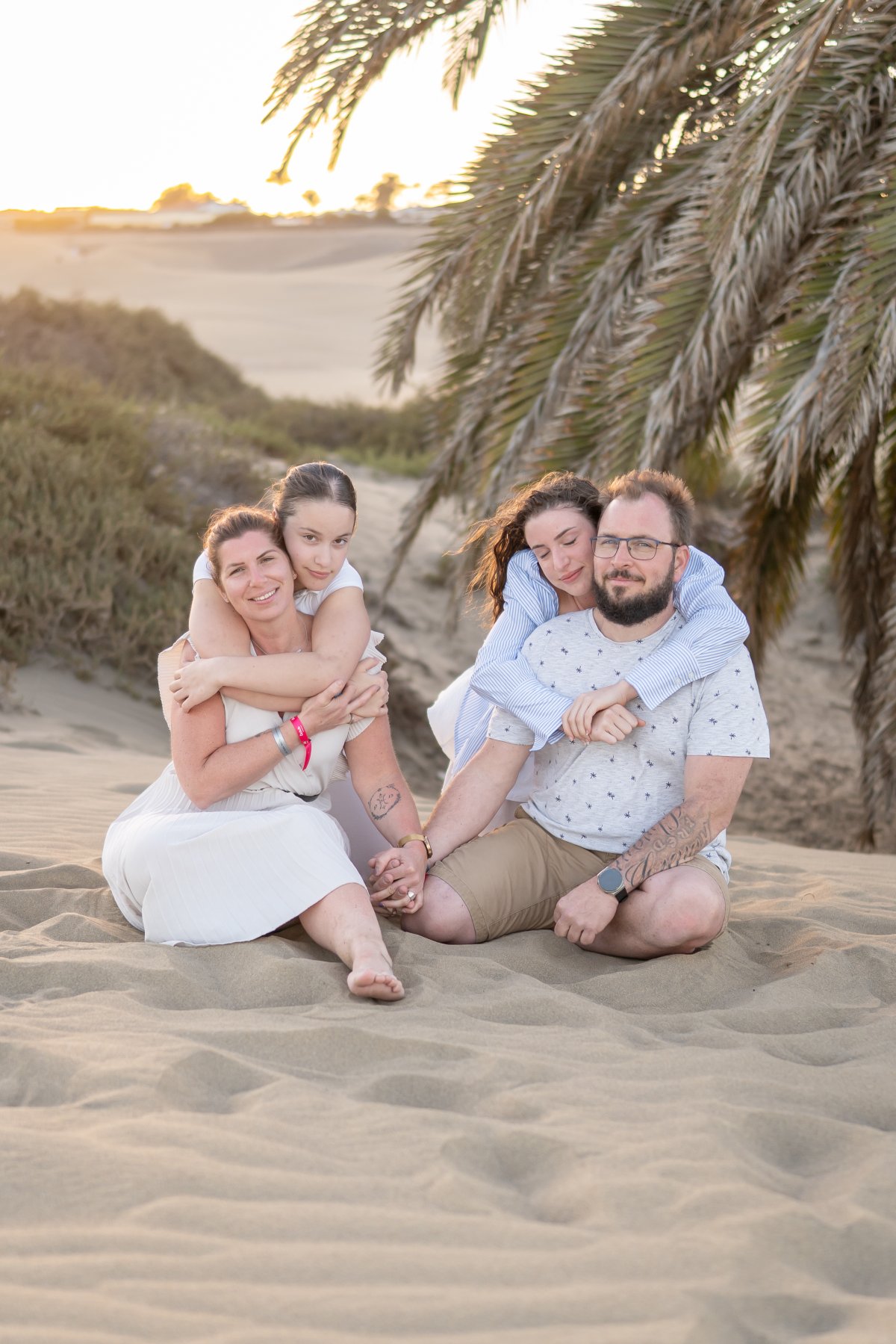 Séances photo de couple : Capturer vos instants de bonheur à Gran Canaria Laissez-nous capturer vos instants de bonheur à Gran Canaria. Nos séances photo de couple sont conçues pour immortaliser votre amour. Réservez votre séance dès aujourd'hui!